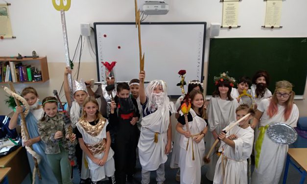 Uczniowie klas piątych wcielają się w greckich bogów!